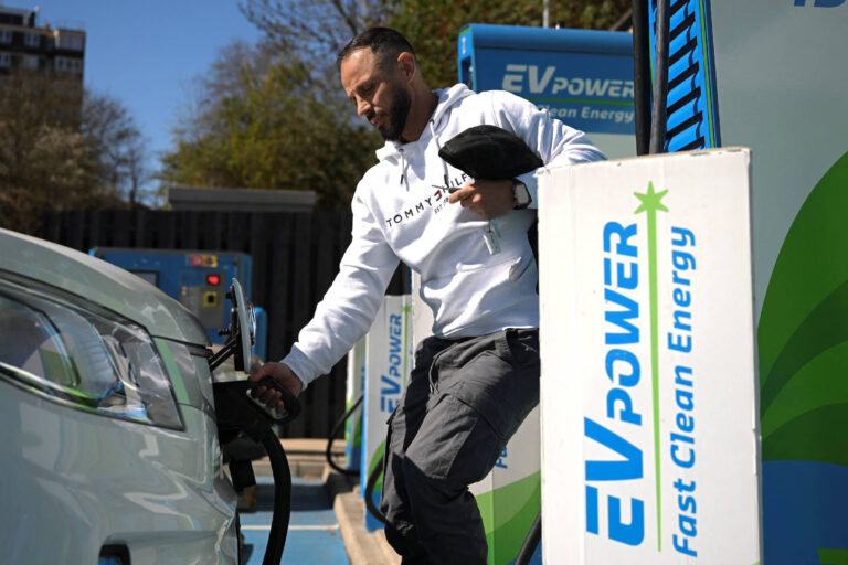 Reino Unido reduz metas para carros elétricos com tarifas - 09/04/2025 - Mercado