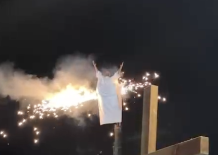 Pegou fogo! Henri Castelli passa sufoco e tem figurino incendiado em “A Paixão de Cristo”