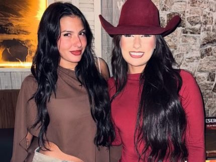 Sósia de Ana Castela recebe visita da Boiadeira e semelhança impressiona: “Quem é quem?”