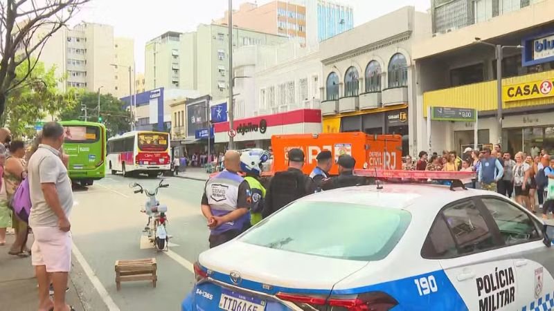 Mãe e filho morrem atropelados por ônibus após serem fechados por carro