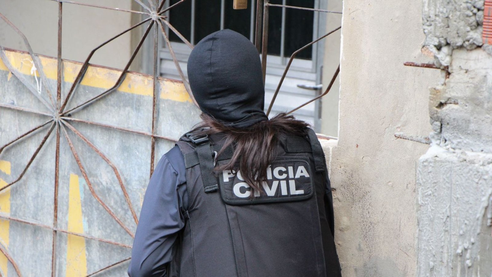 Mulher é presa por esfaquear vizinha que teria registrado B.O na polícia contra a sua irmã na Bahia