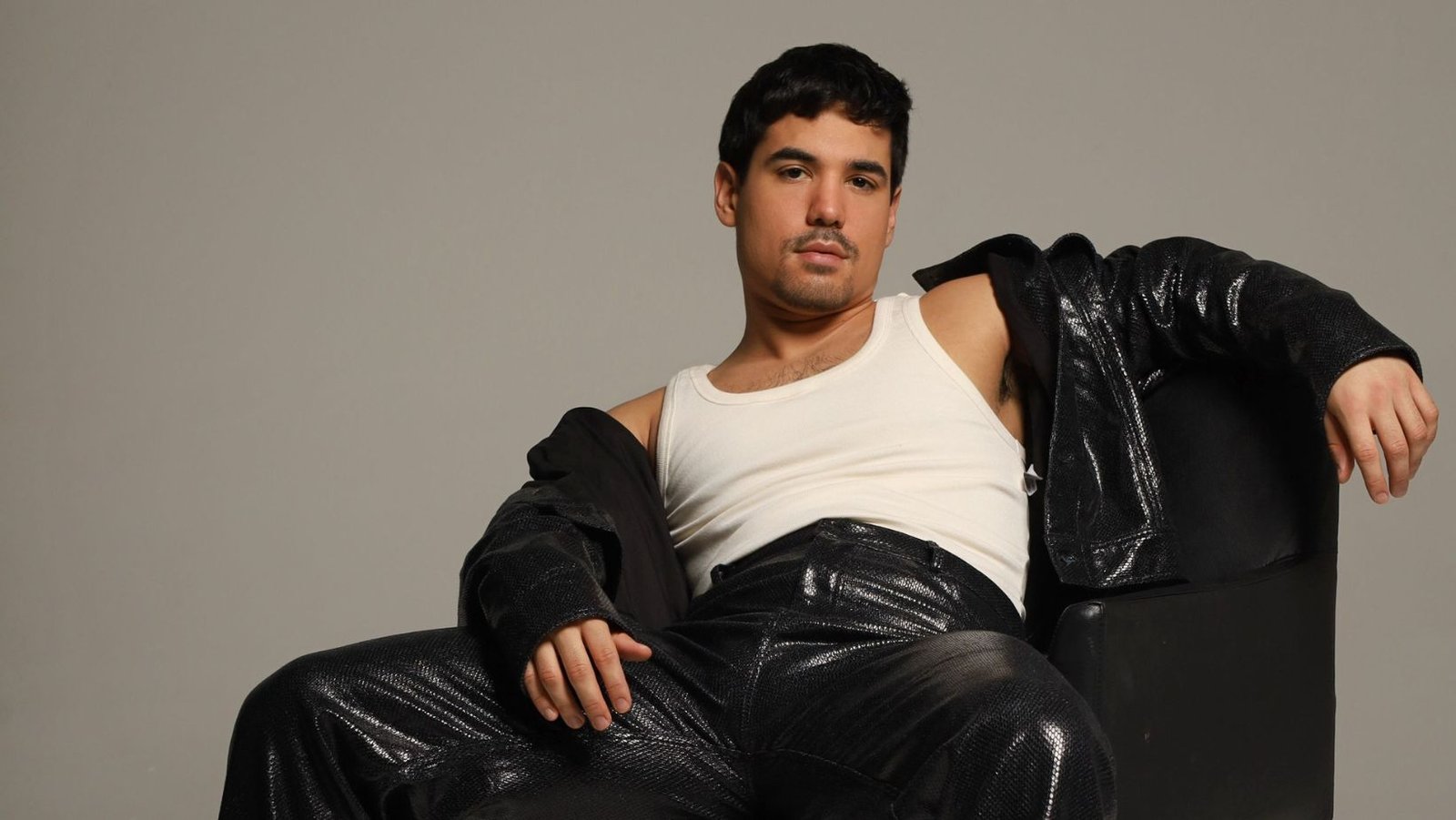 Ex-galã de Malhação surge nu em cartaz de peça que interpreta garoto de programa; veja