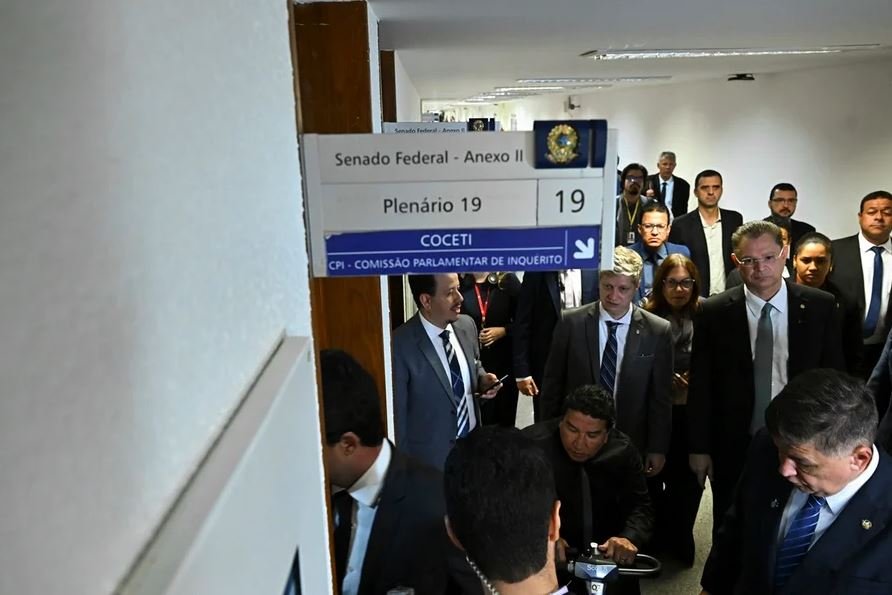 Sala-cofre da CPMI de Vorcaro virou uma verdadeira bagunça