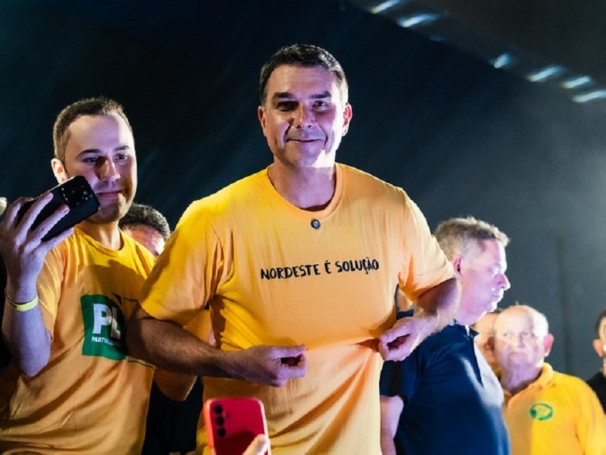 Após repercussão negativa, Flávio nega ter aprovado jingle que critica centrão