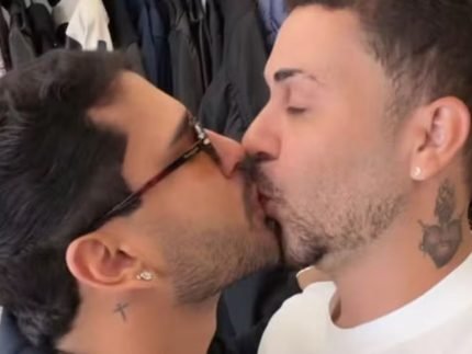 Reforçando rumores de reconciliação, Carlinhos e Lucas trocam selinho em reencontro
