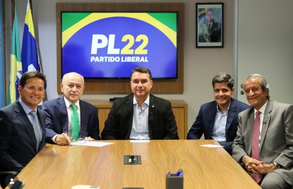 Durante filiação de Aroldo Cedraz ao PL, ACM Neto surge ao lado de Flávio Bolsonaro