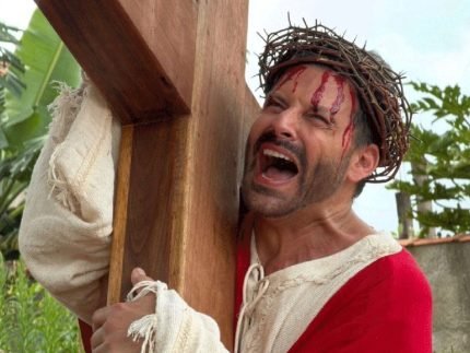 Após deixar o “BBB26”, Henri Castelli volta aos palcos como Jesus em “A Paixão de Cristo”