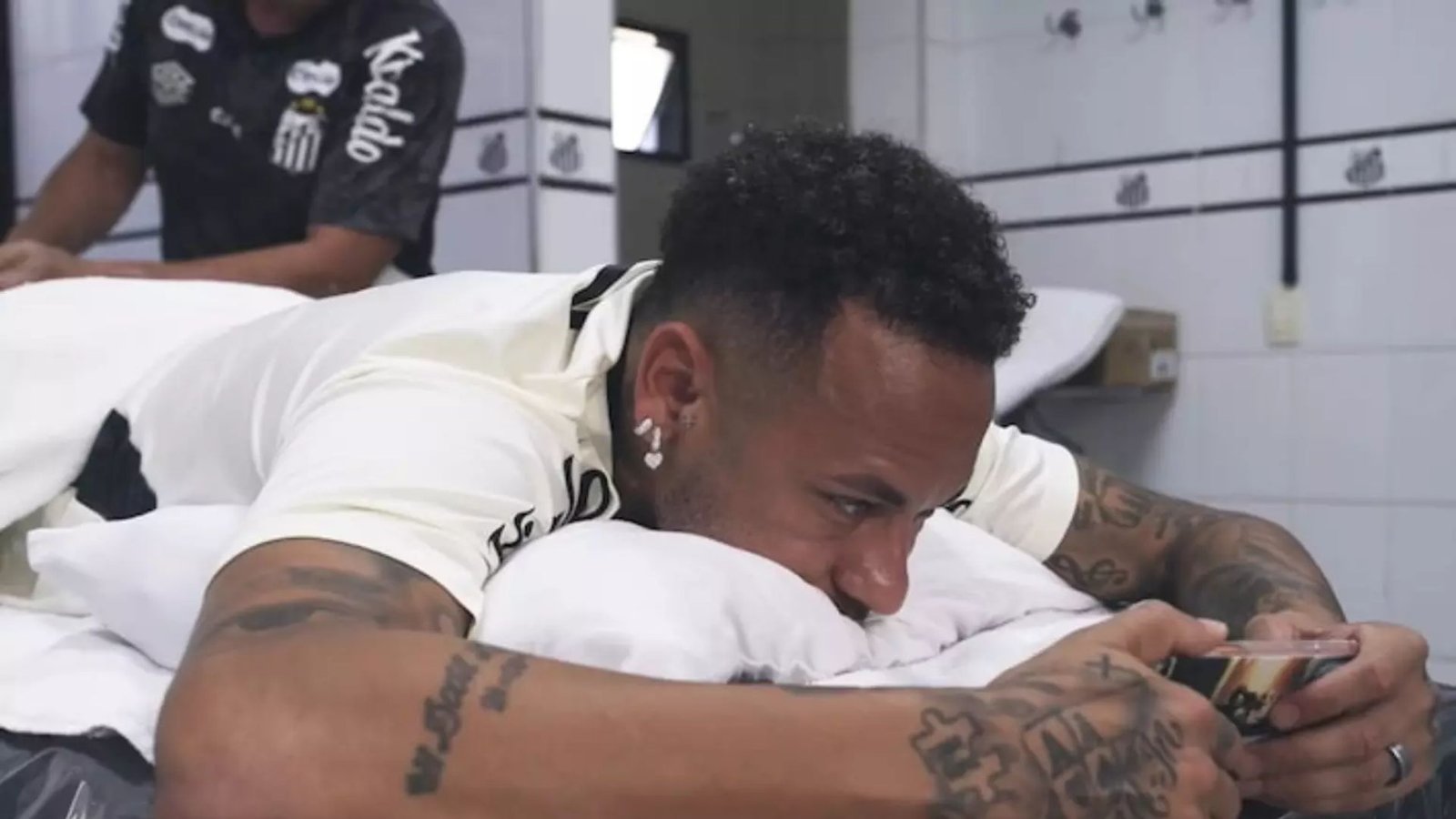 Fora de jogo, Neymar se dedica ao pôquer e responde críticas: “Muito feliz com minha performance”
