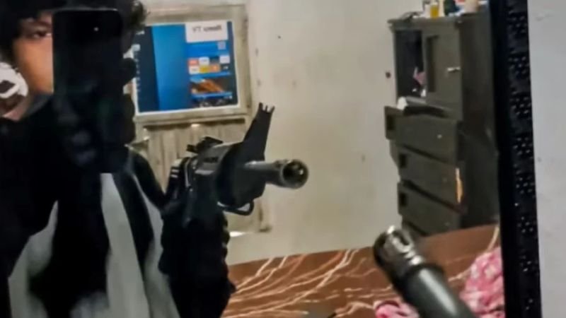 Com fuzil em mãos, estudante de 15 anos entra em escola e mata professoras