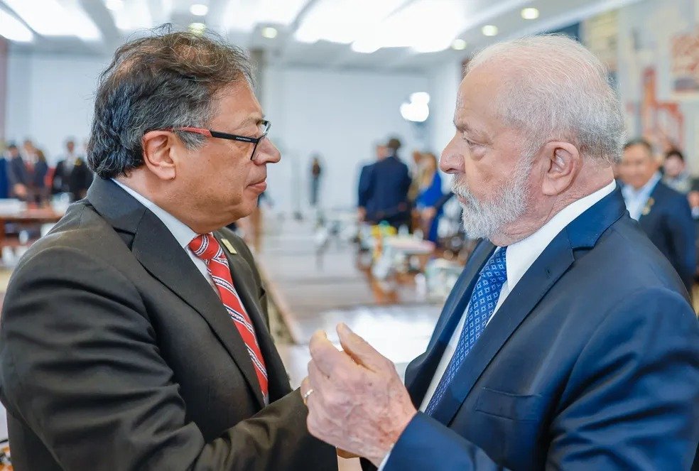 CLIMÃO: presidente da Colômbia se atrasa para abertura de  fórum e Lula tem que se virar nos 30