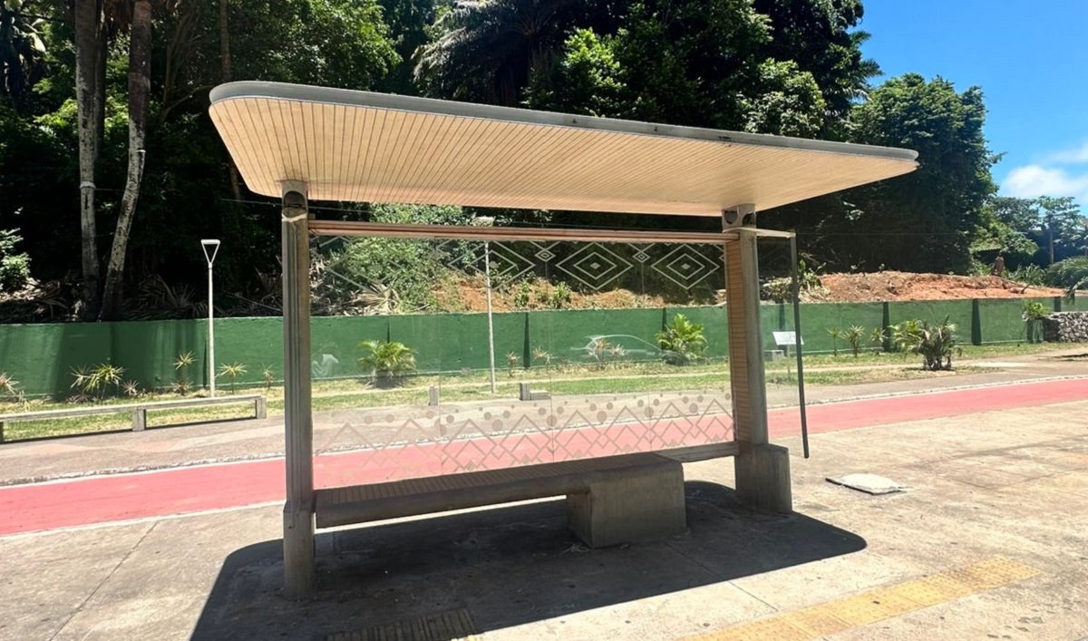 Após denúncia do BNews, cobertura de ponto de ônibus na Barra é reinstalada pela Prefeitura de Salvador
