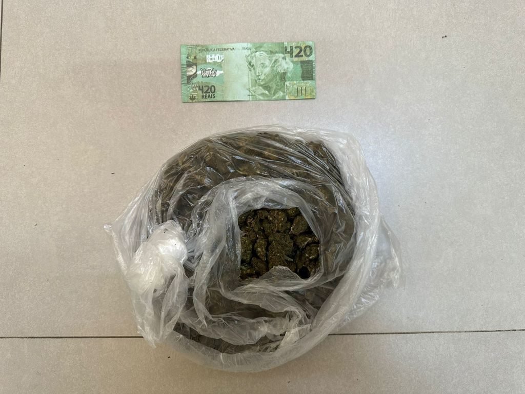 Nota com número “420”, associado à maconha, chama atenção em fiscalização e PRF apreende quase 170g da erva