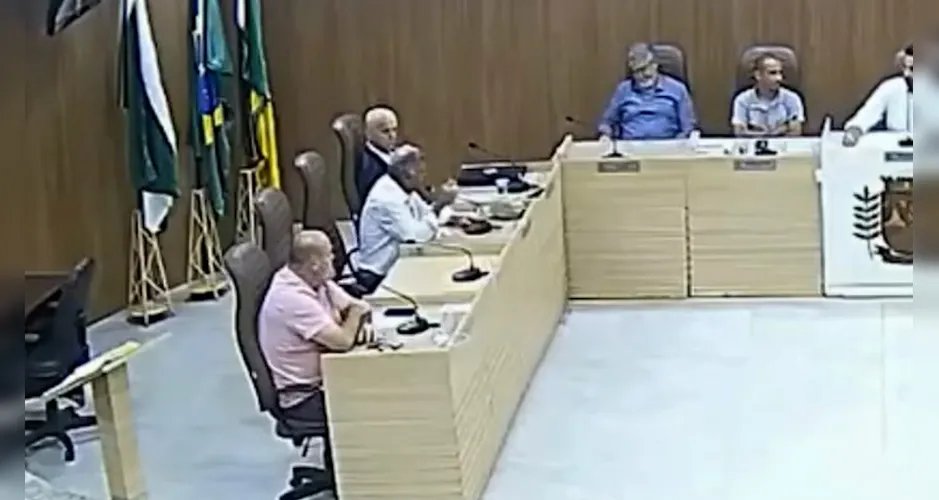 VÍDEO: Vereador causa polêmica ao comparar cor de piscina a “preto” durante discurso
