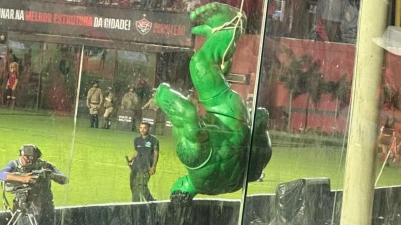 Acabou o amor? Torcida do Vitória amarra boneco de cabeça para baixo em alusão a ex-jogador do clube