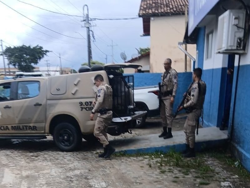 Confrontos deixam dois mortos e resultam em apreensão de armas na região da Costa
