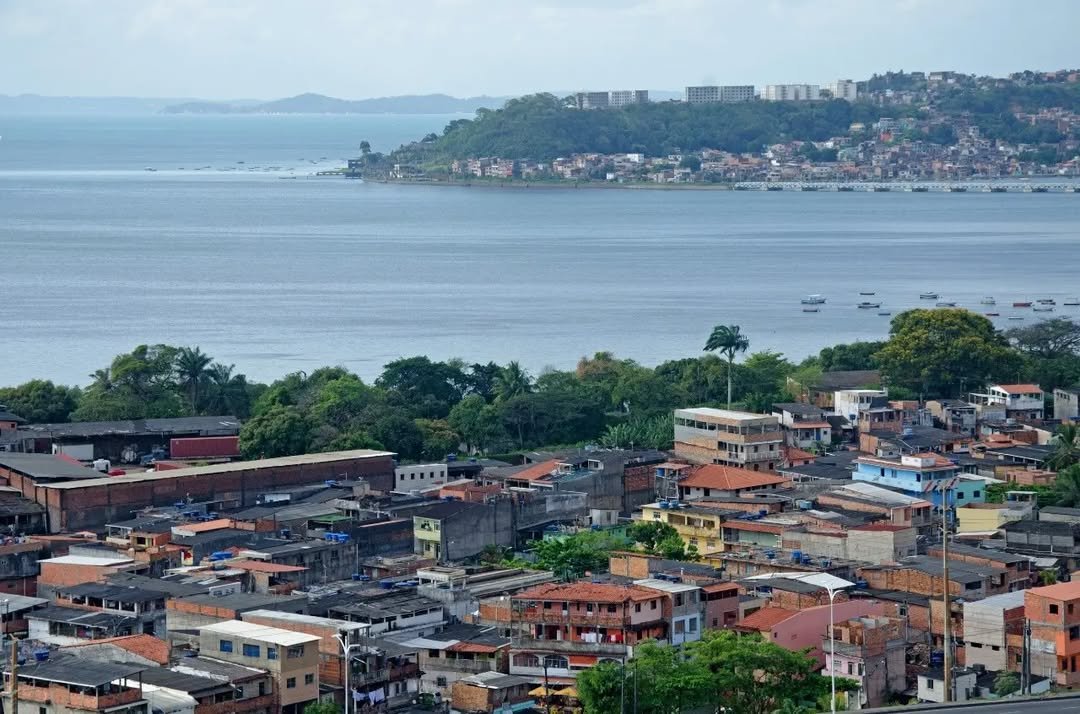 'Prédios de luxo e casas sem banheiro': Habitações precárias expõem desigualdade e falhas históricas em Salvador