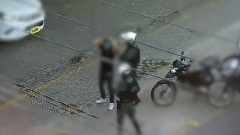 Vídeo mostra homem sendo preso pela oitava vez por roubo em Fortaleza