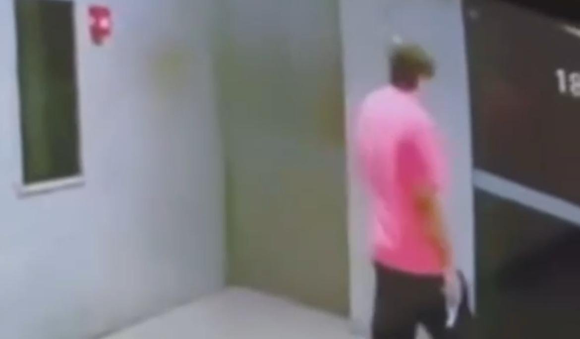 Homem invade prédio e atira vinte vezes contra a porta da ex; veja
