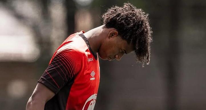 Jogador é cortado de clássico do futebol após ser flagrado dirigindo sem CNH