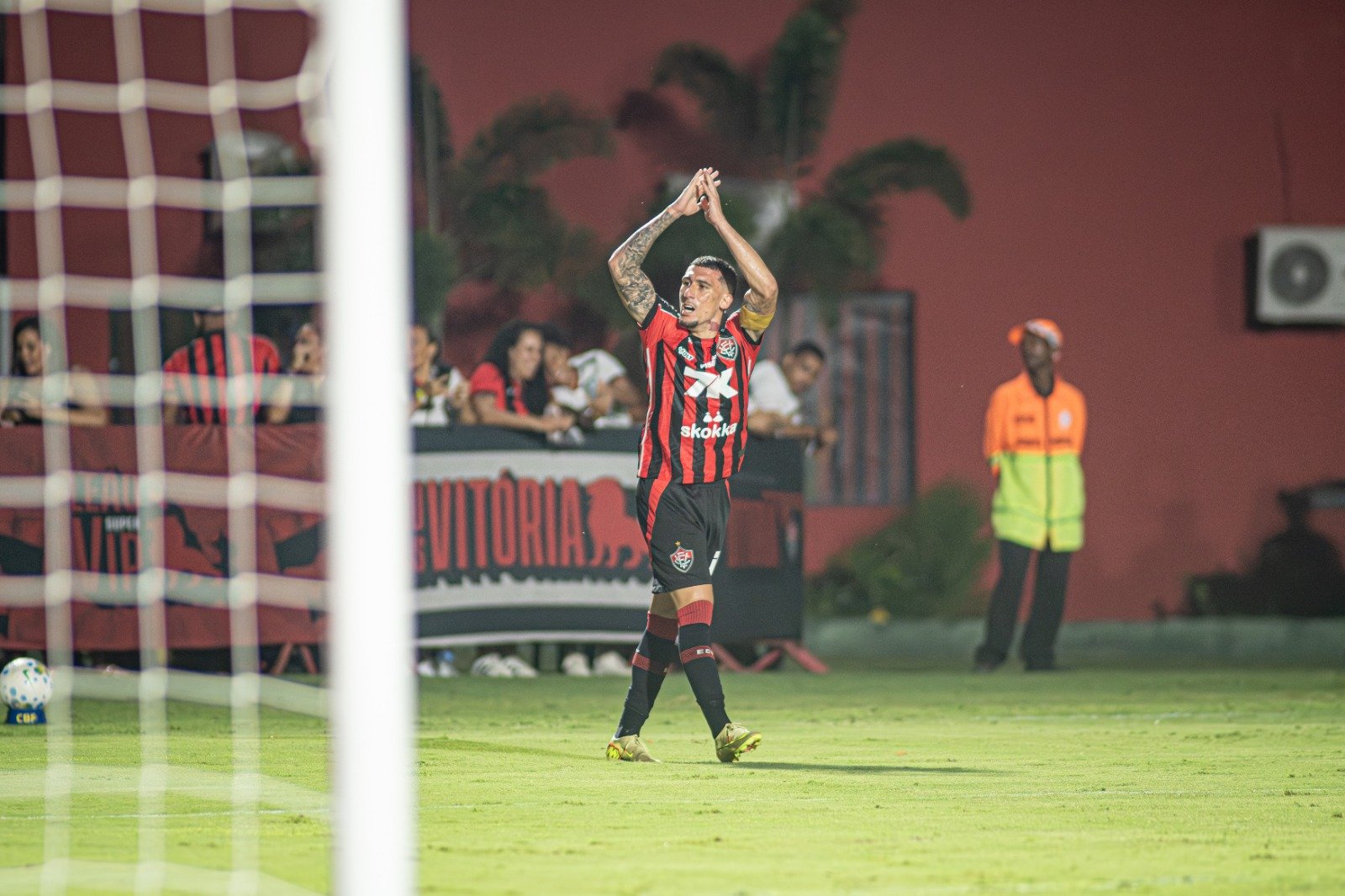 Com golaço de Baralhas, Vitória vence Mirassol no Barradão