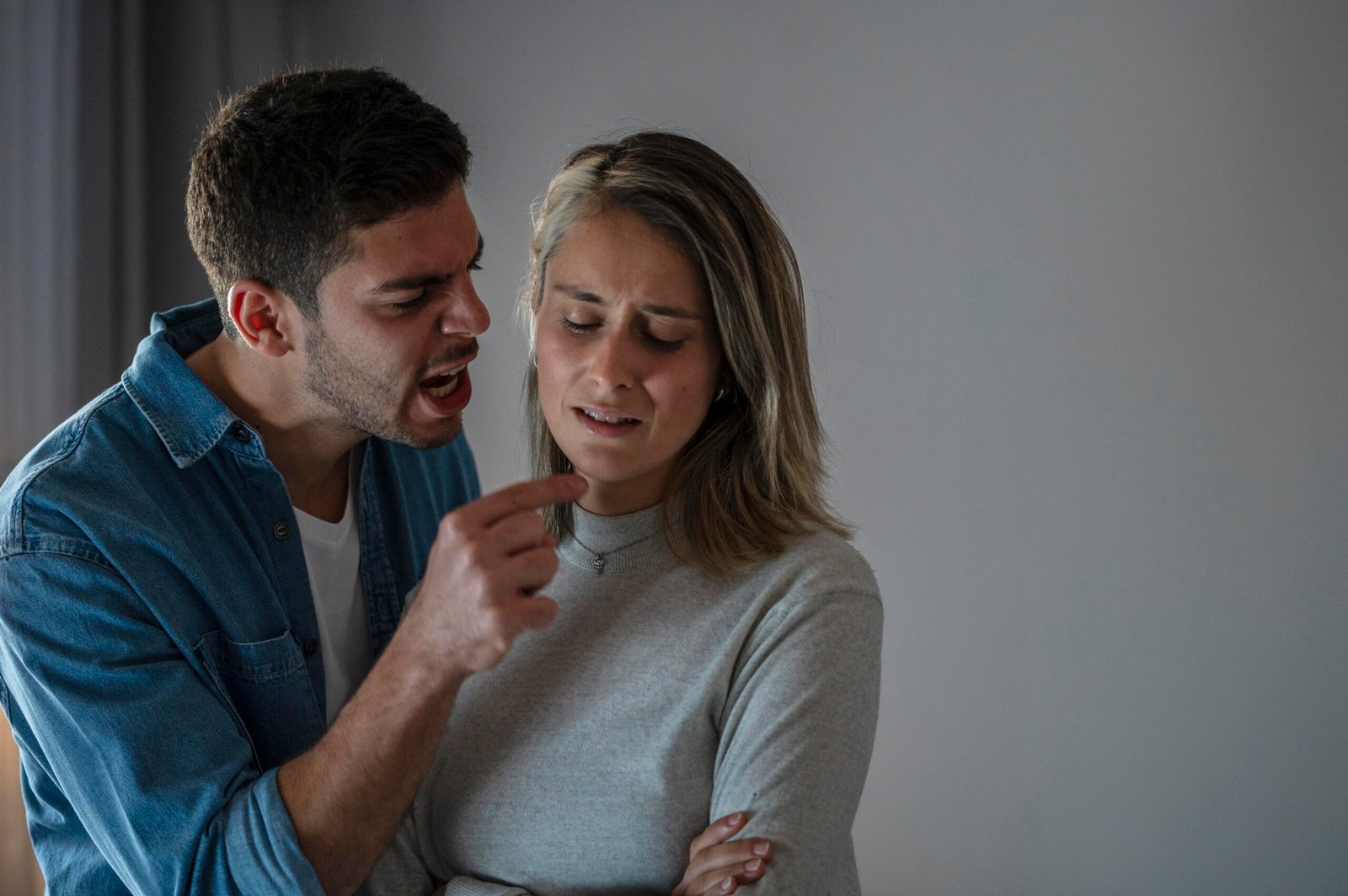 Geração Z: 31% dos homens acreditam que esposa deve ser submissa, aponta estudo