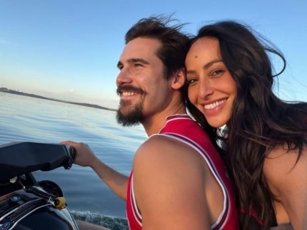 Em clima de romance, Sabrina Sato passeia de jet ski com Nicolas Prattes