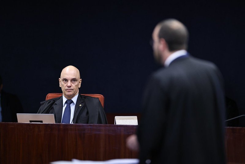 Alexandre de Moraes autoriza visita de assessor de Trump a Bolsonaro