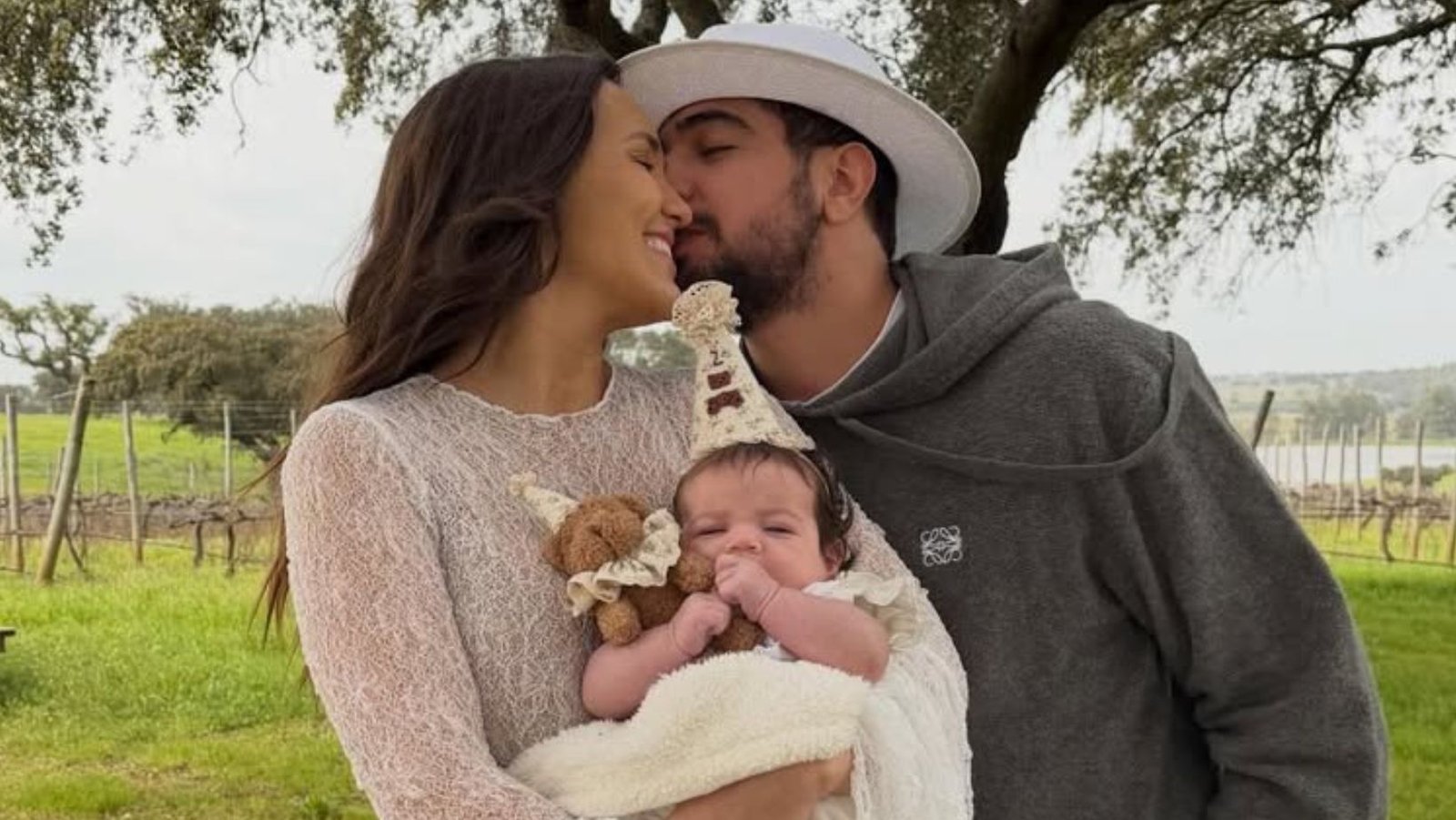 Filha de Nattan e Rafa Kalimann encanta a web com 'lookinho' para primeira vez na praia; veja