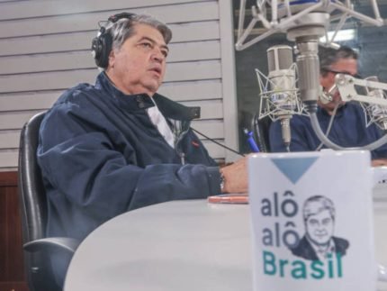 Calma, Datena! Jornalista se irrita durante programa de rádio: “Não tem ninguém ouvindo”