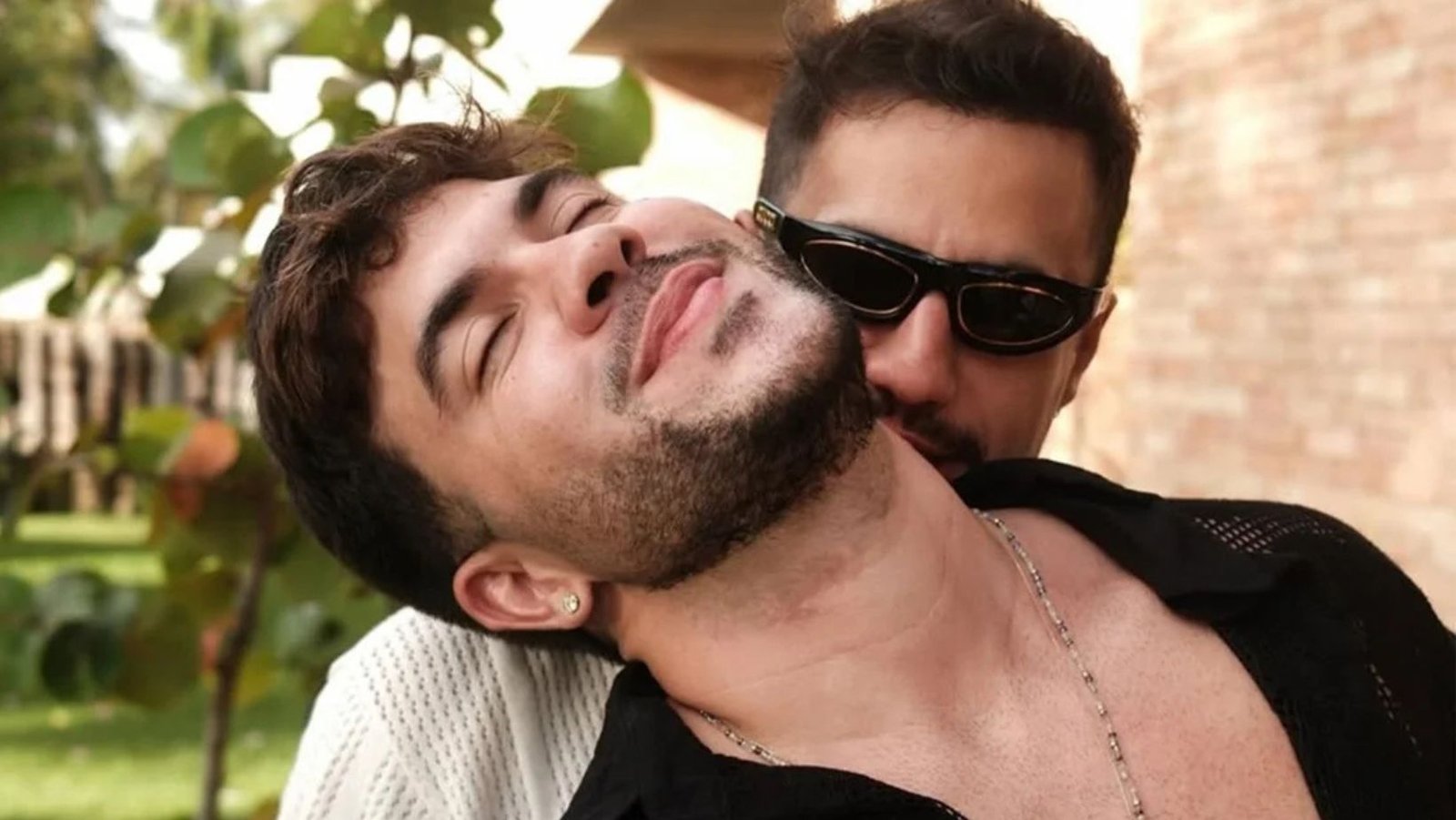 Após flagra aos beijos, Álvaro Xaro e ex-BBB surgem em clima de romance e viajam juntos; confira