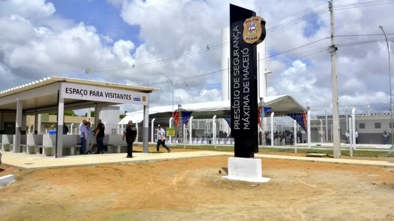 Advogado é preso tentando entregar dois celulares a detento em presídio