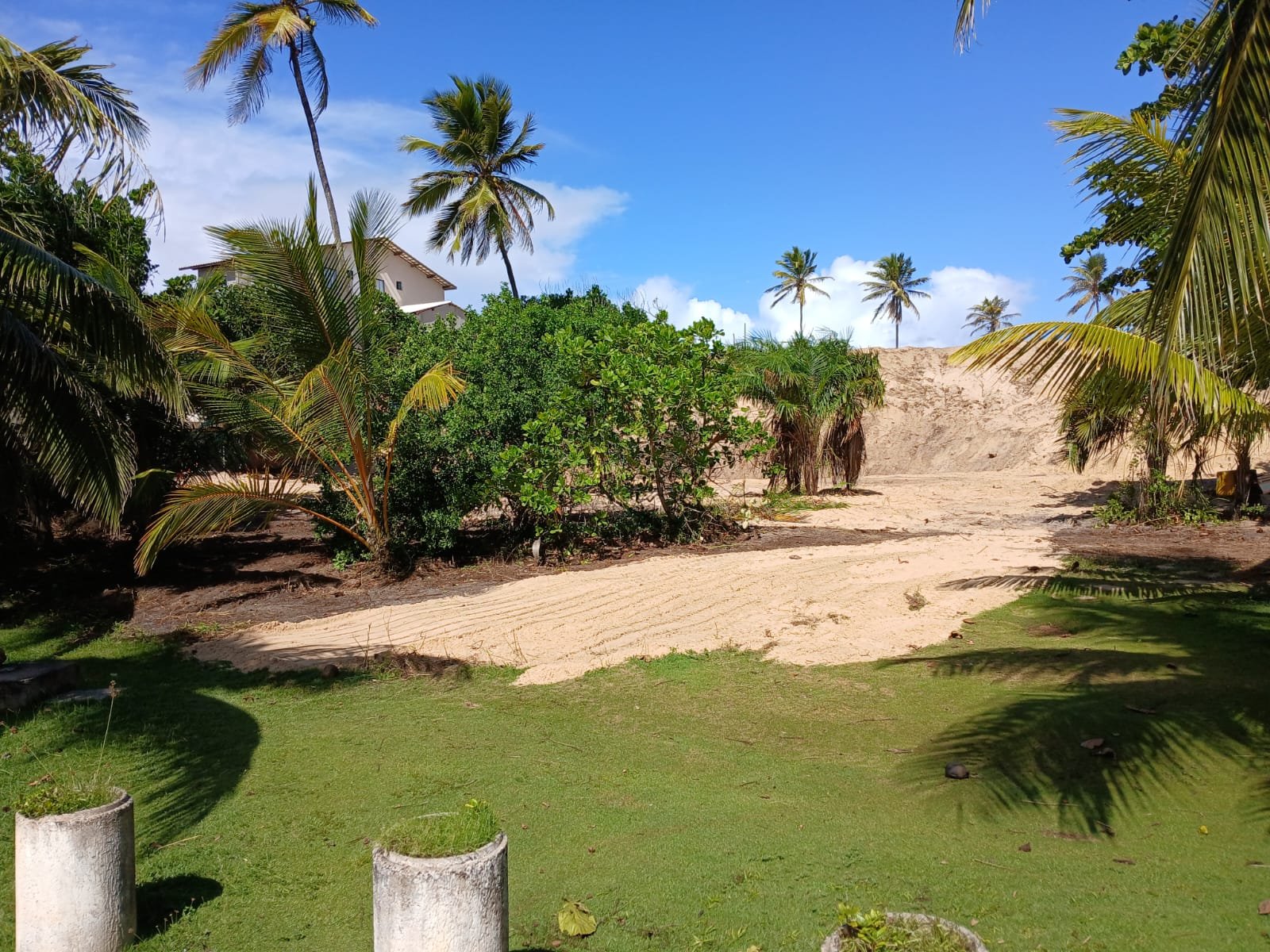 Após ter acesso bloqueado, praia de Camaçari sofre com degradação ambiental