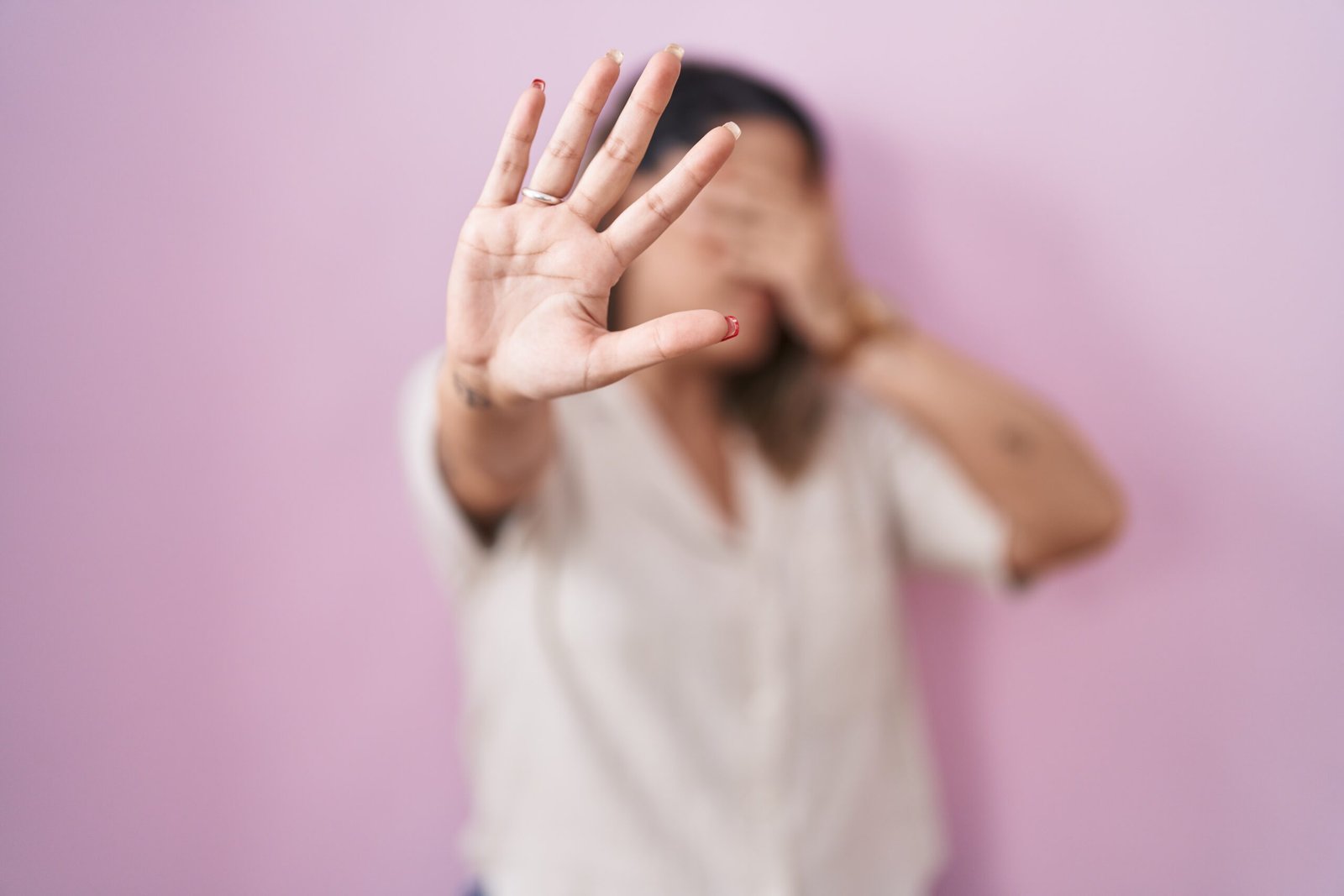 Mulher é espancada até desmaiar na frente do filho após recusar dar dinheiro ao namorado para drogas