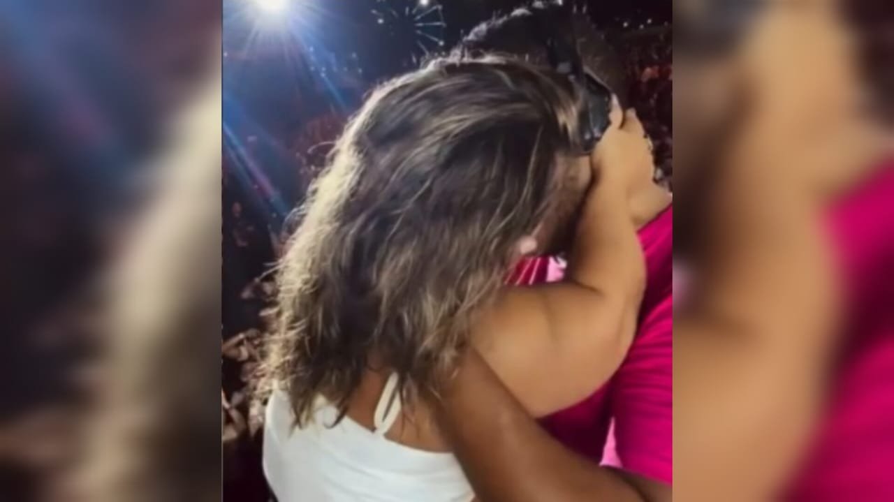 Cantor vira alvo do MPF após brincadeira de beijo com mulher em palco e contratos podem ser afetados; ASSISTA