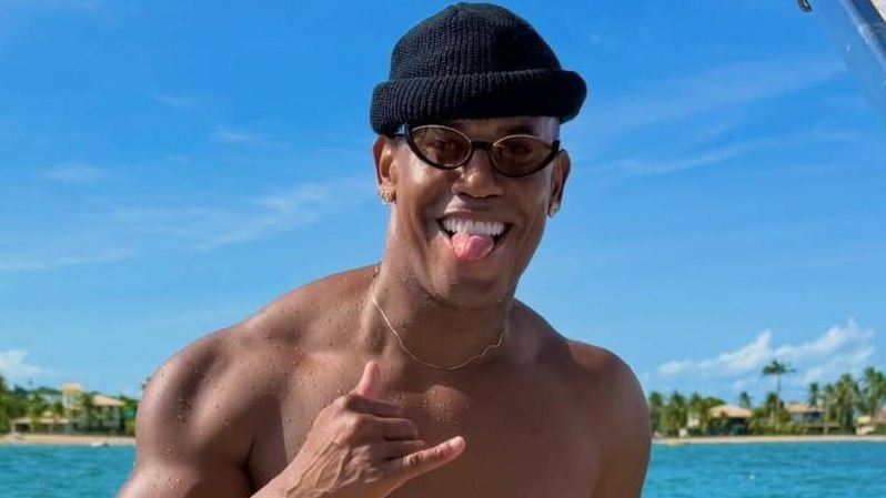 Aos 46 anos, cantor Flavinho deixa fãs babando ao posar de sunga em passeio de lancha: "que homem gostoso"