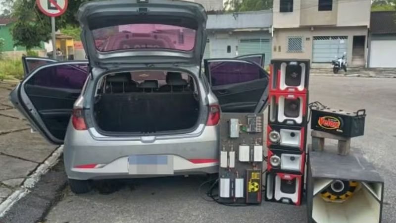 Polícia apreende arma e drogas após denúncia de perturbação do sossego em Eunápolis