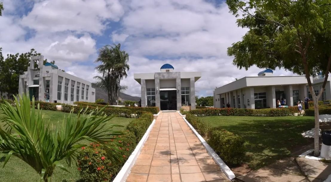 Cemitério notifica famílias devedoras e ameaça despejar ossada de parentes por inadimplência