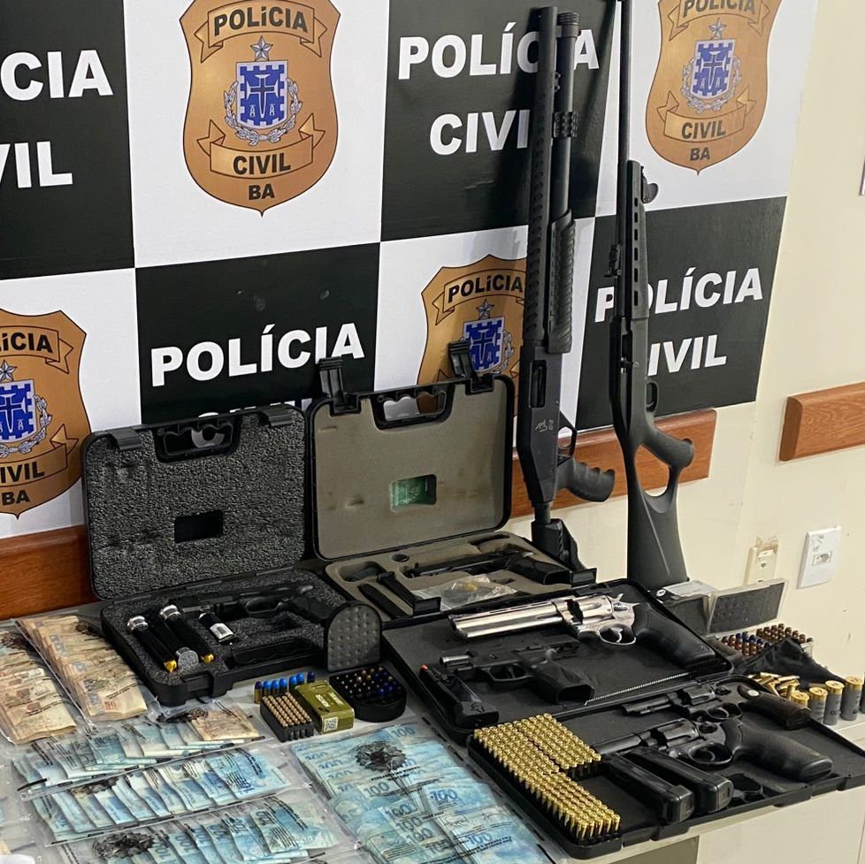Arsenal e dinheiro são apreendidos em operação contra o comércio de armas em Eunápolis