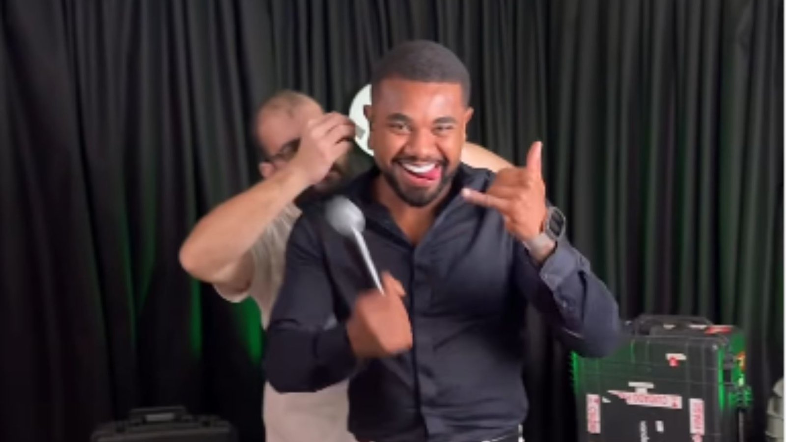 Após ausência polêmica, Davi Brito estreia como apresentador em reality: “Tem surpresinha pra vocês”