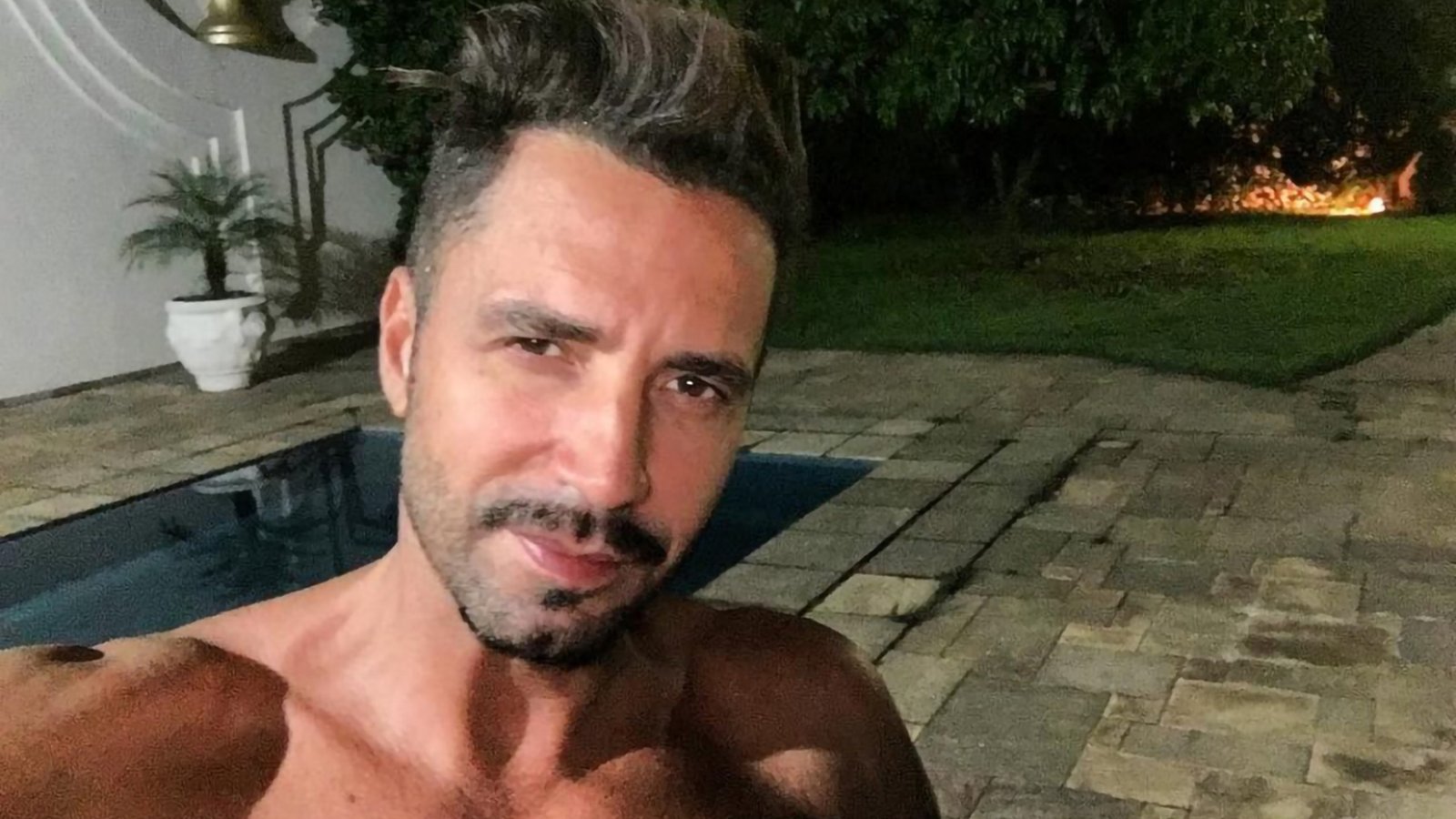 IRRECONHECÍVEL! Latino "assusta" internautas em vídeo após harmonização facial; assista