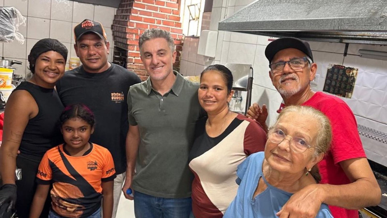 VÍDEO: Luciano Huck visita cidade baiana e gera grande comoção entre os moradores; saiba o motivo