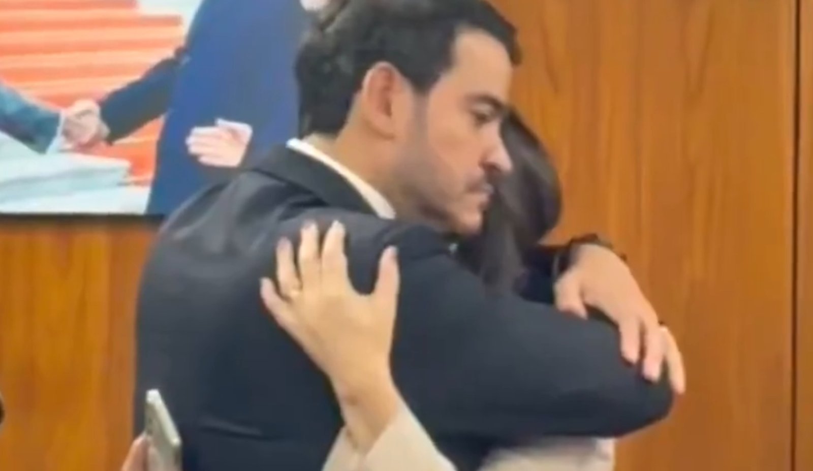 Messias é flagrado em momento de consolo com a esposa após derrota no Senado; veja vídeo