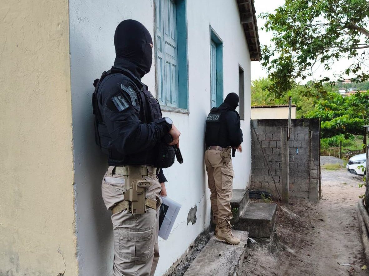 Operação K9: Polícia cumpre mandados em Itabela contra organização criminosa ligada ao PCC