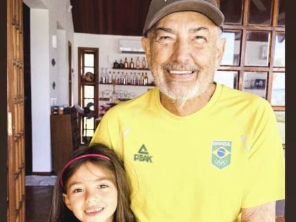 Sabrina Sato comemora melhora na saúde do pai em registro afetuoso com Zoe