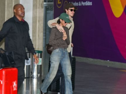 Clima de romance! Bruna Marquezine e Shawn Mendes são flagrados em aeroporto do Rio