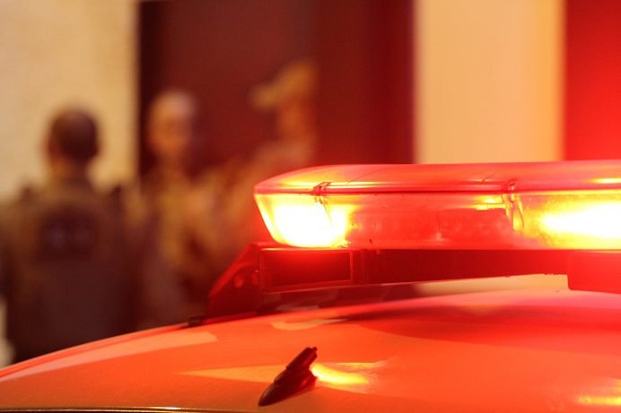 Mulher é presa após esfaquear dois homens durante discussão em praça de Santa Maria Eterna