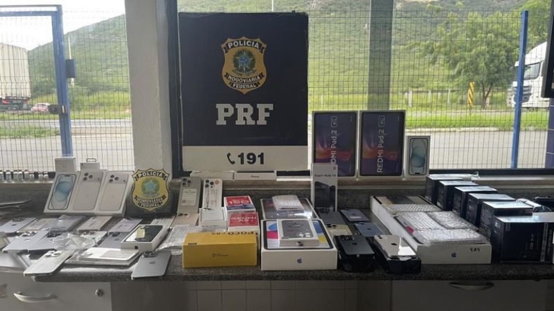 Carga com mais de 40 iPhones, vapes e canetas emagrecedoras é apreendida em ônibus na Bahia
