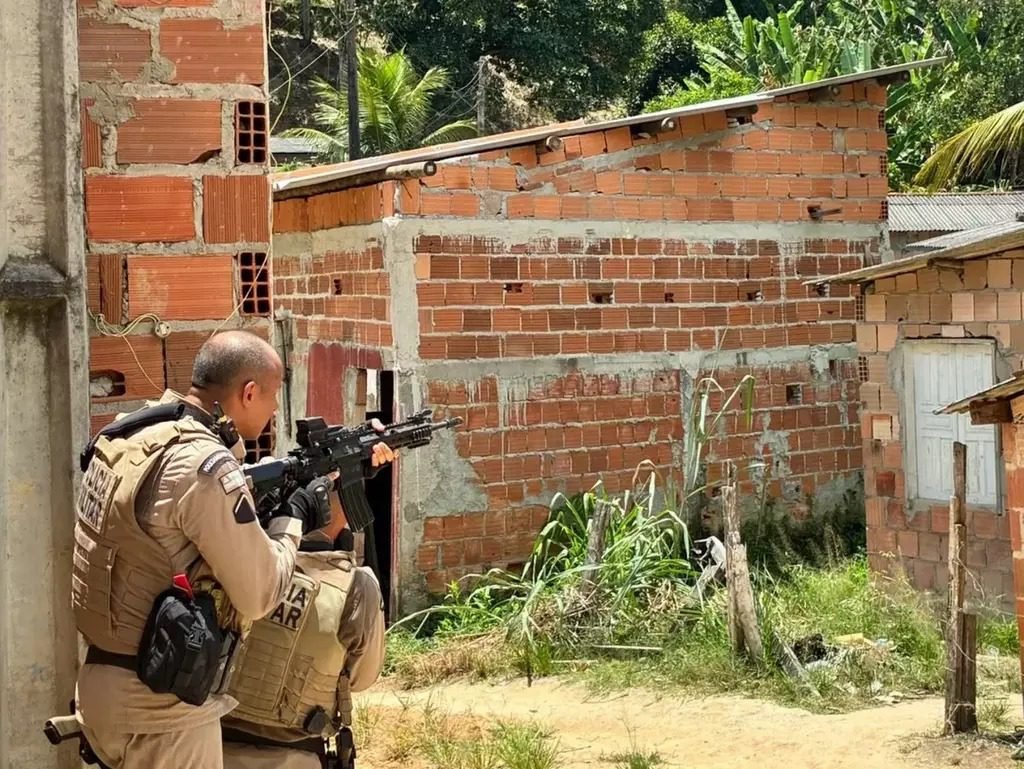 Rondesp apreende mais de 1,2 kg de drogas e detém dupla em fuga por telhados em Eunápolis