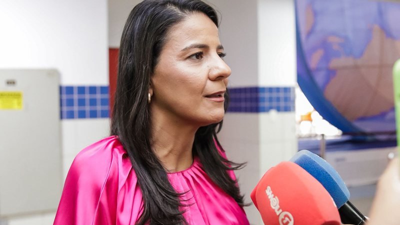 Ex-secretária de educação, Rowenna Brito reage a anulações do programa “Pé na Escola”