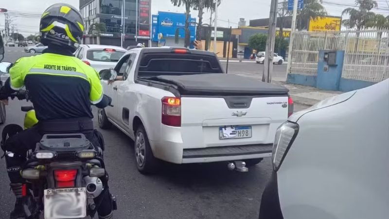 Motorista com placa adulterada tenta fugir de abordagem e atropela agente de trânsito em Feira de Santana